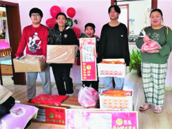 齐齐哈尔：花林海棠餐饮管理公司为孤儿们献爱心