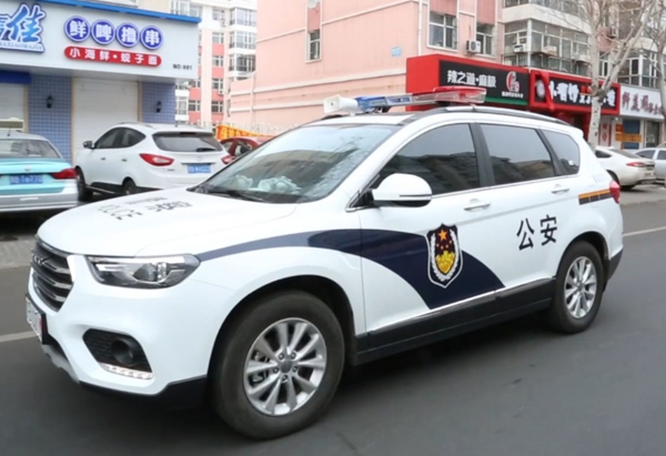 建华公安40余辆警车流动宣传警车辐射整个辖区