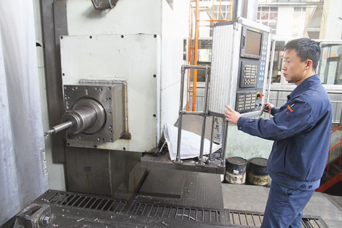 总穿着一身蓝色的工作服,他就是铣镗分公司机加车间镗工四班班长张静