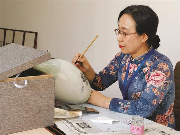 笔翰传神艺耀北国瓷都 ——记齐齐哈尔市非物质文化遗产传承人王彦萍