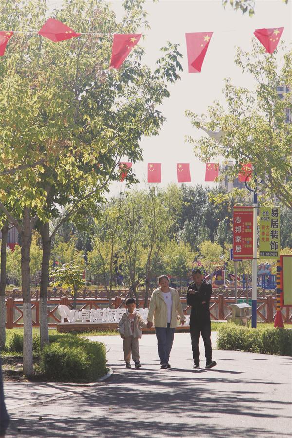 齐齐哈尔:将节日氛围拉满 鹤城公园精心准备迎"双节" - 齐齐哈尔新闻