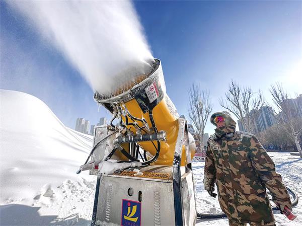 齐齐哈尔鹤城公园开启人工造雪