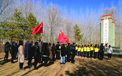齐齐哈尔:查哈阳农场举行"铭记历史,缅怀先烈"烈士公