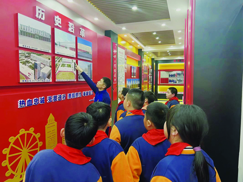 齐齐哈尔:公园路小学师生走进消防特勤大队开展实践活动 - 齐齐哈尔