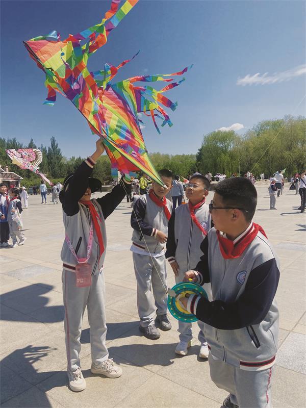 红色梦想一飞冲天 龙沙小学新城校区举行放风筝比赛
